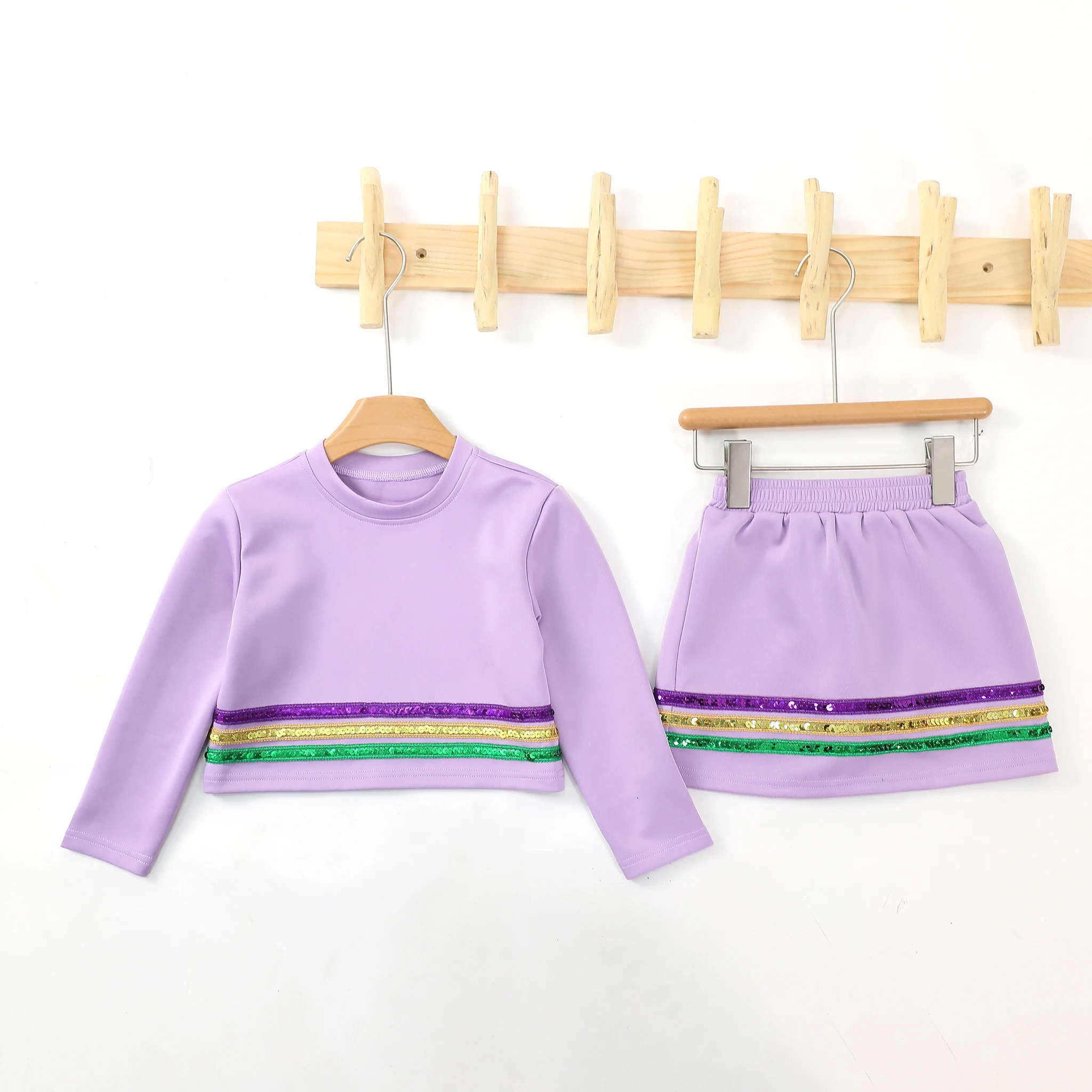 Wholesale girls' pocket leggings designed for convenience, featuring secure phone storage. Perfect for retailers seeking trendy, functional apparel.