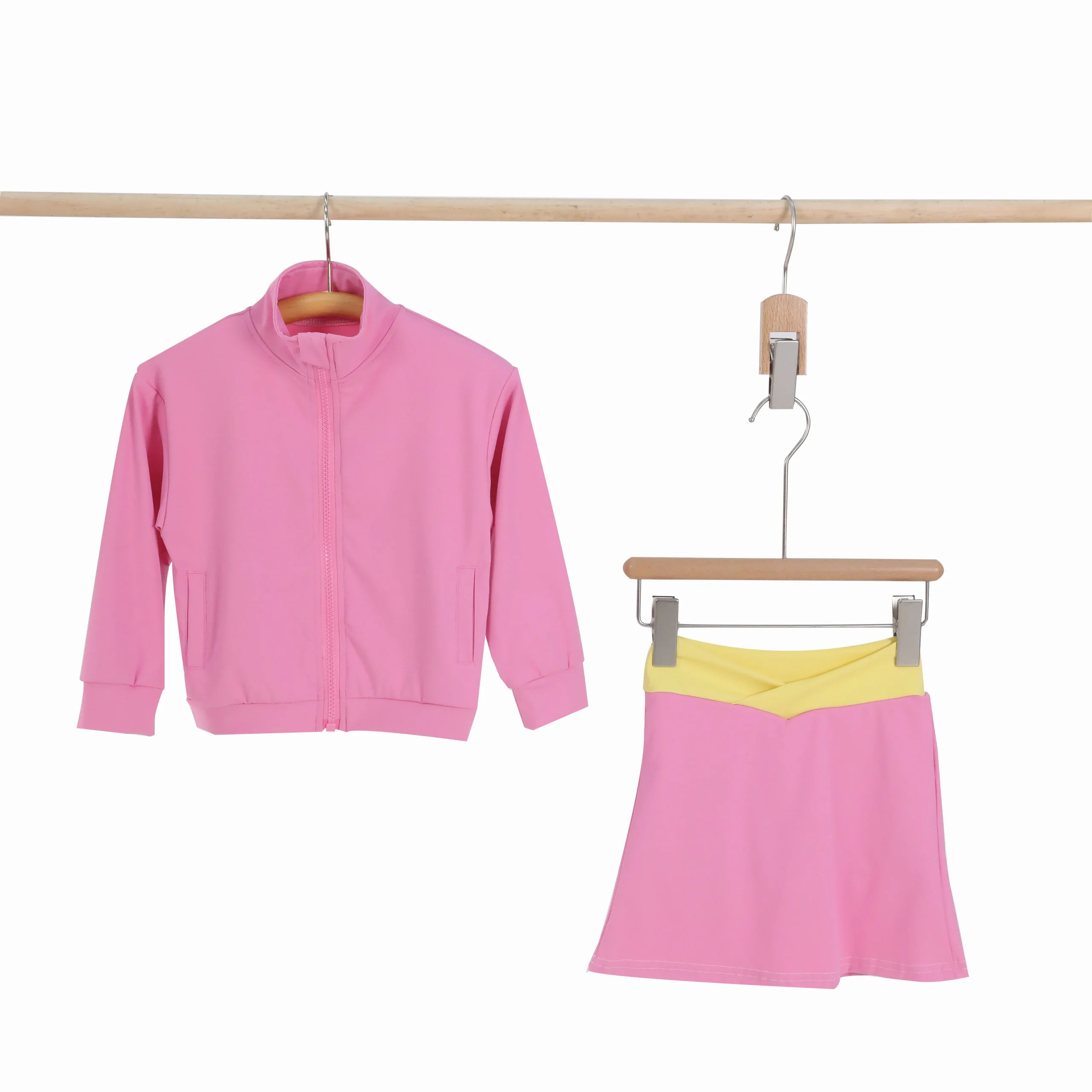 Wholesale youth yoga pants with stylish contrast piping, designed for comfort and durability. Perfect for activewear retailers and bulk buyers.