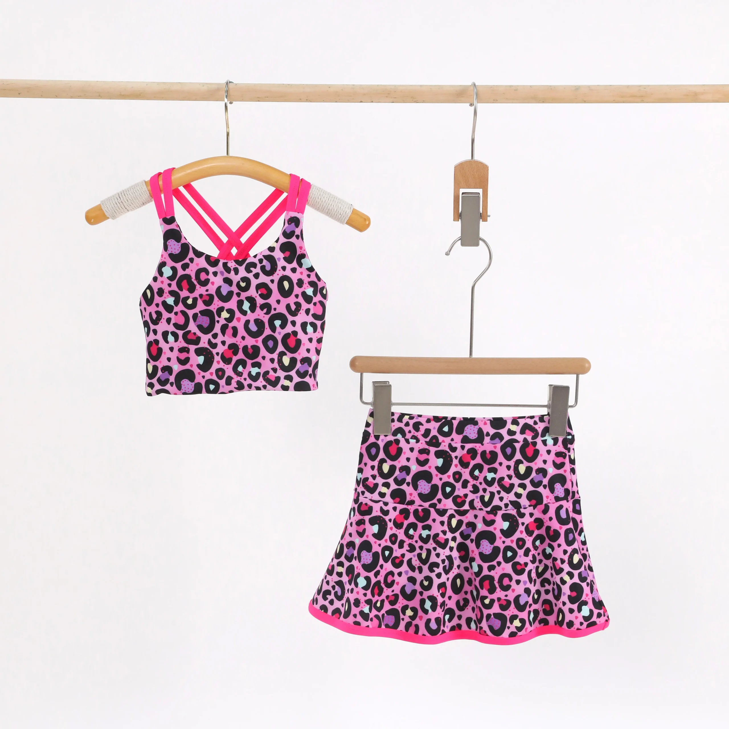 Wholesale kids' yoga outfits with mats, perfect for retailers seeking quality, comfortable activewear for young yoga enthusiasts.