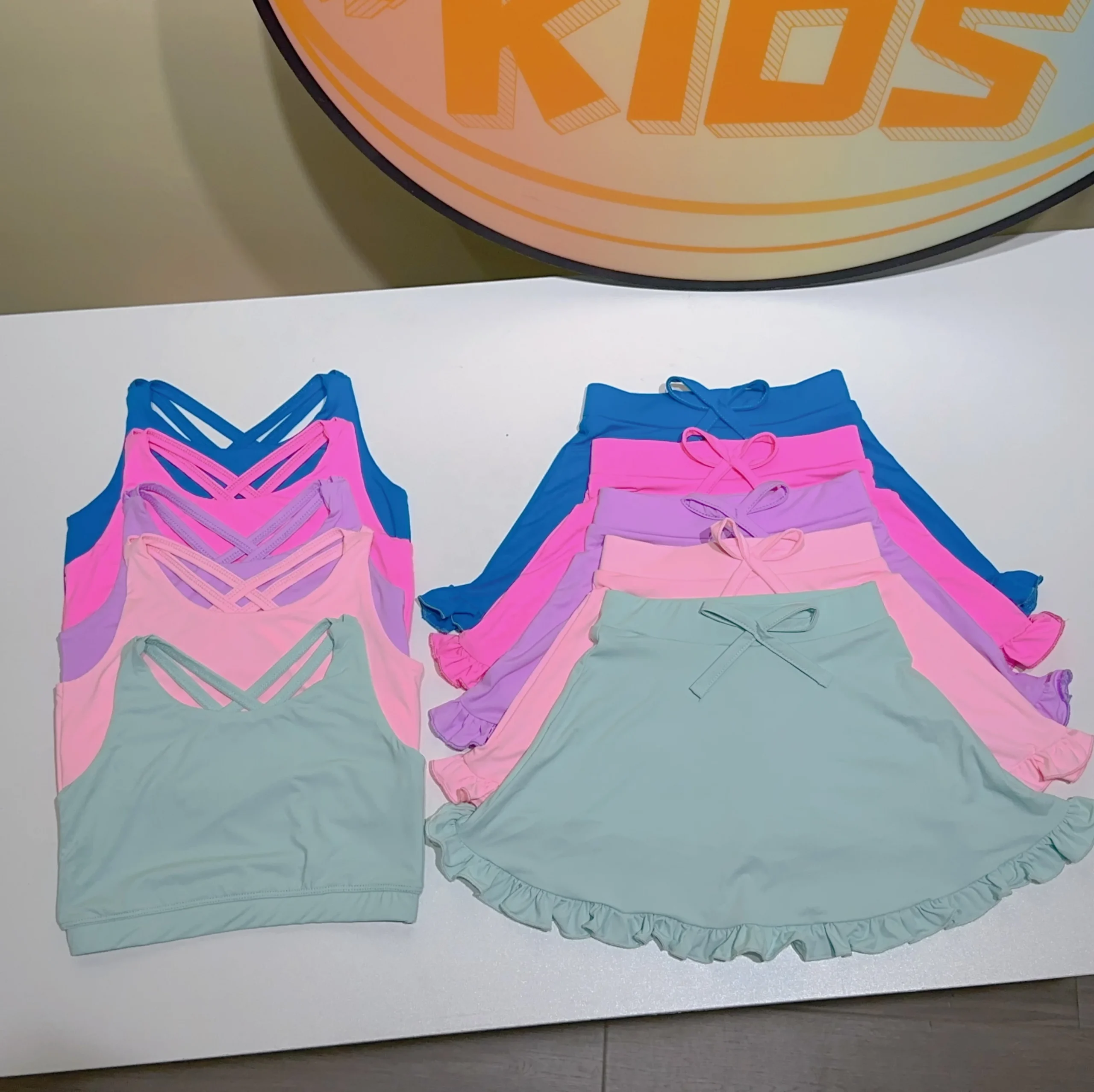 Wholesale sports apparel for girls’ graduation gifts – trendy, high-quality activewear perfect for retailers and bulk buyers.
