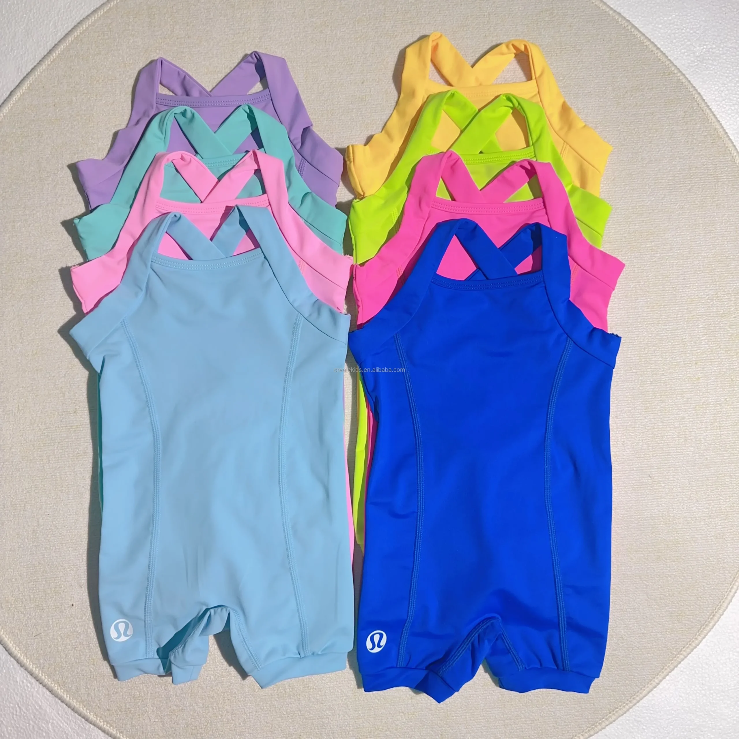 Wholesale girls' pocket leggings with phone storage, perfect for retailers seeking stylish, functional activewear for their customers.