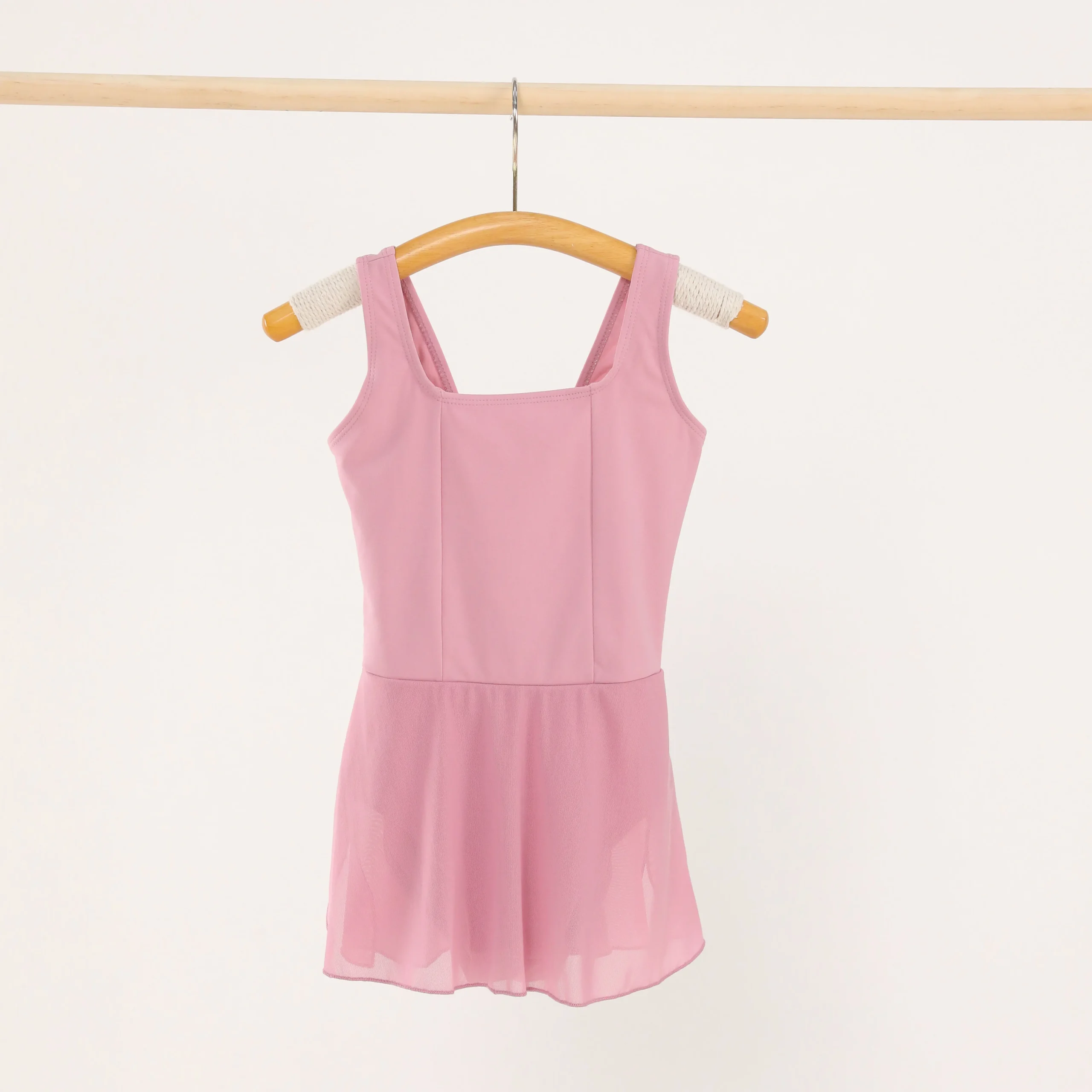 Wholesale girls' modest sports tops in various styles and colors, designed for comfort and active performance. Perfect for B2B buyers.