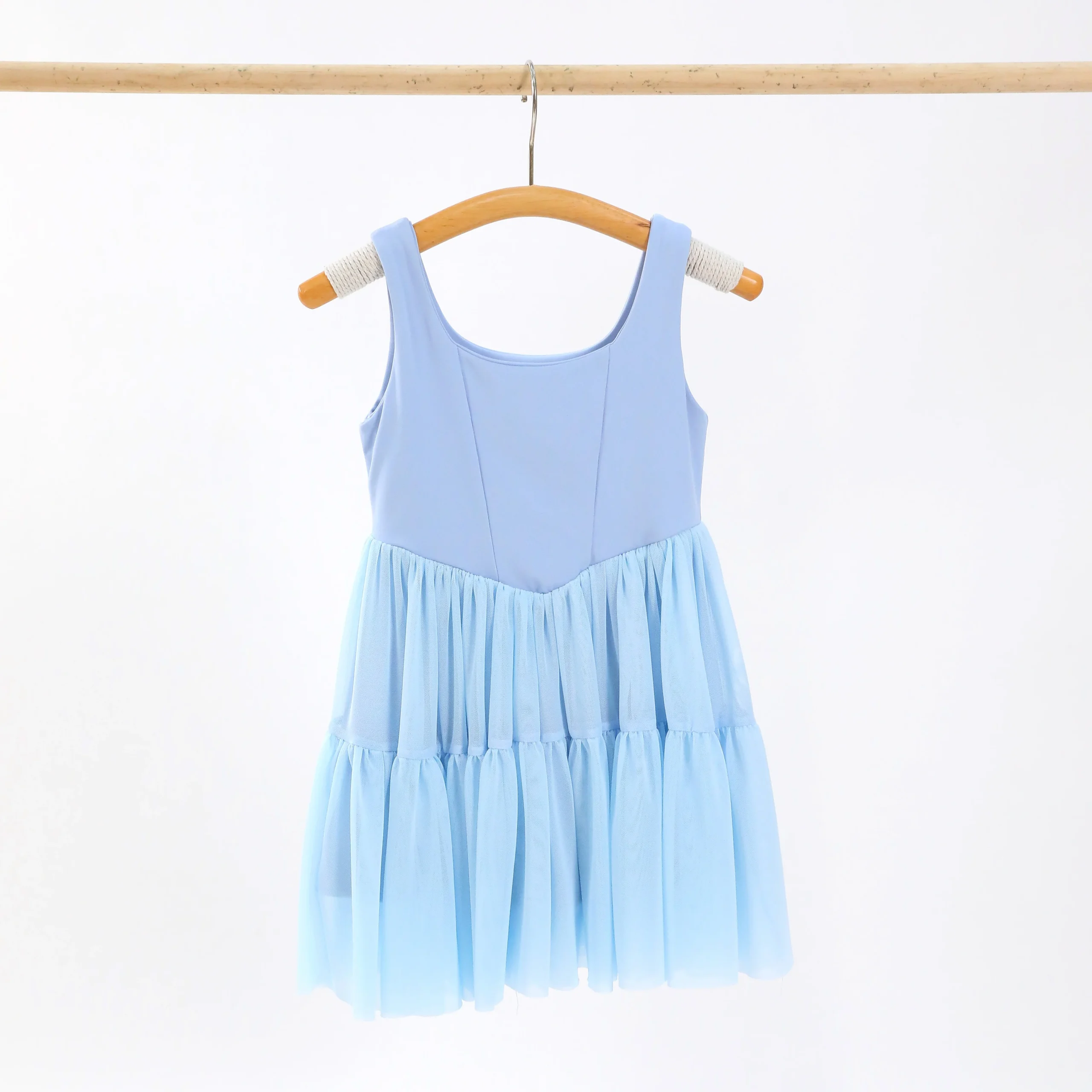 Wholesale girls' cloud-like sportswear: Lightweight, comfortable, and trendy activewear perfect for retailers seeking premium youth athletic apparel.